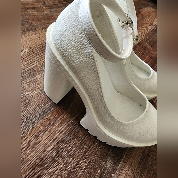 Women's White Platform Heels Size Eight - Picture 4 of 10